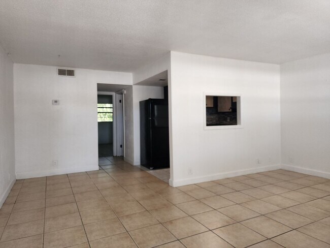 Building Photo - 1 Bedroom / 1 Bathroom Apartment Home  ** SPECIAL **