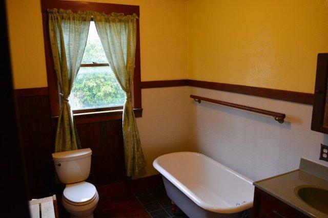 Building Photo - Beautiful, spacious Craftsman, Owner pays Yard Care, Laundry on site