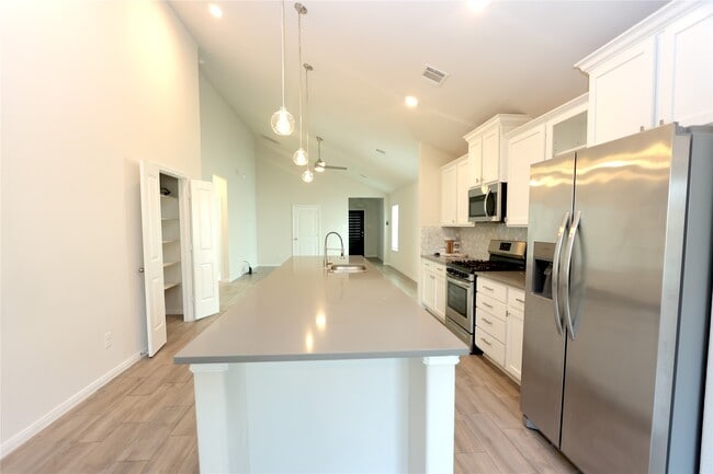 Building Photo - 6927 Escondido Dr