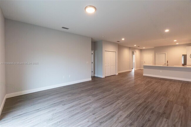 Building Photo - 8450 Dinnano St