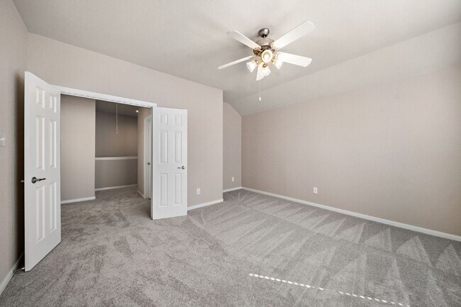 Building Photo - Exceptionally well-maintained Sterling Ridge Townhome boasts an array of desirable features!