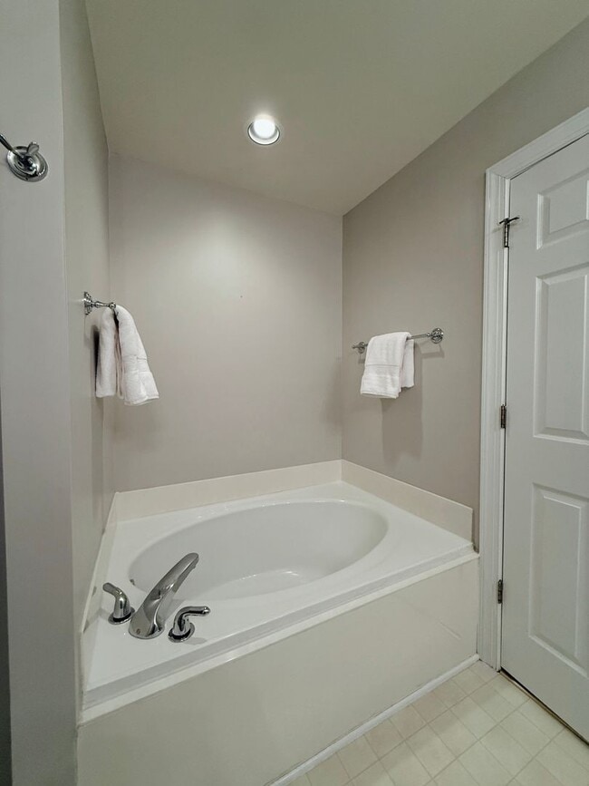 Building Photo - Spacious 2-Bedroom Townhome in Amenity-Ric...