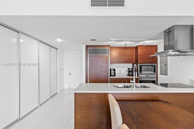 Building Photo - 495 Brickell Ave