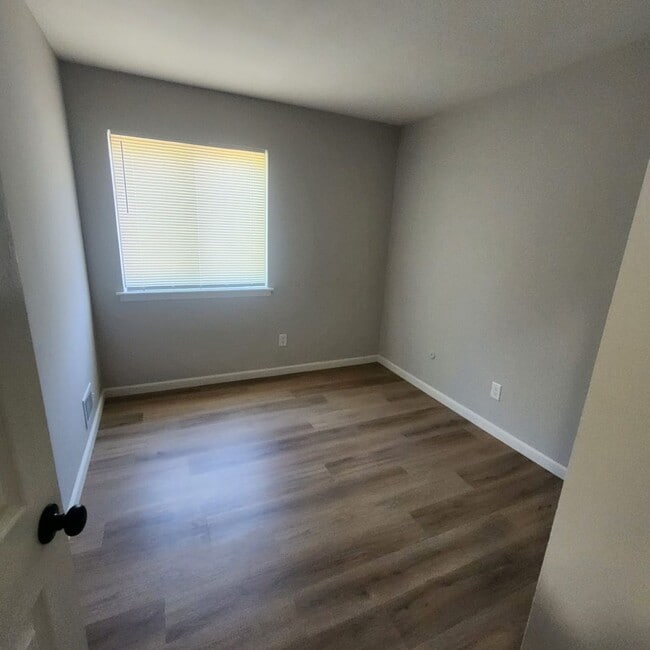 Building Photo - Spacious 3 Bedroom house for Rent !!!