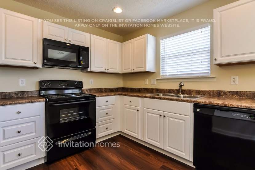Building Photo - 8020 Bright Oak Trail