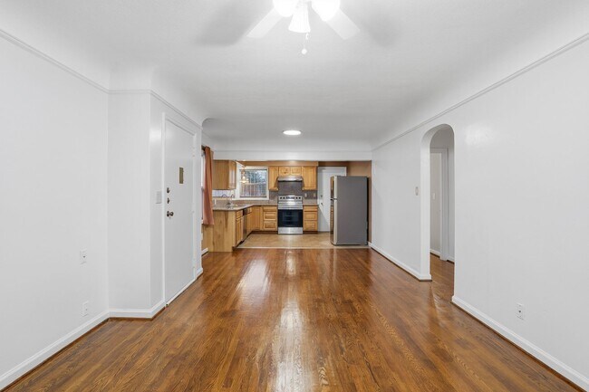 Building Photo - Fully Remodeled Beauty with Hardwood Floors in Prime SE Location