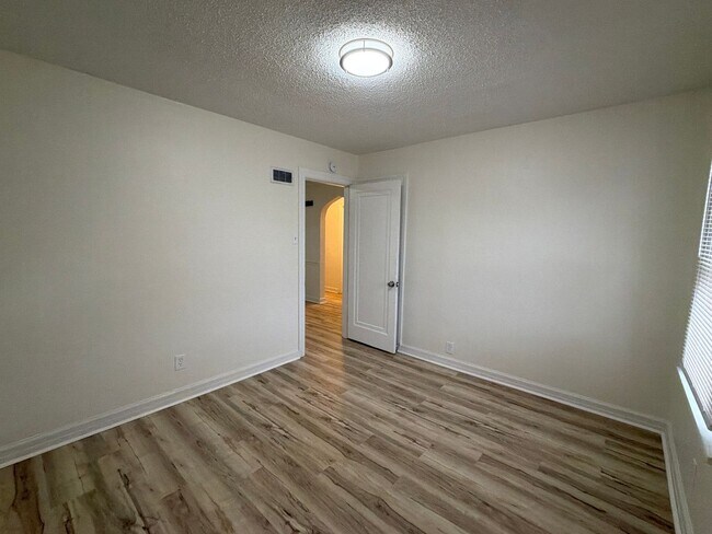 Building Photo - 3004 Capehart Dr