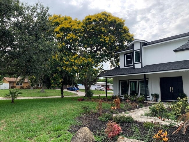 Building Photo - 6370 Conniewood Square