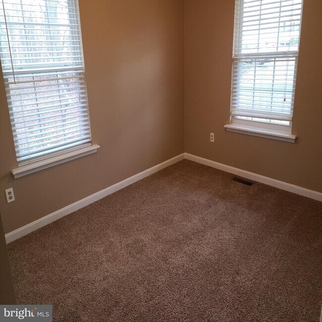 Building Photo - 135 Hill Valley Dr