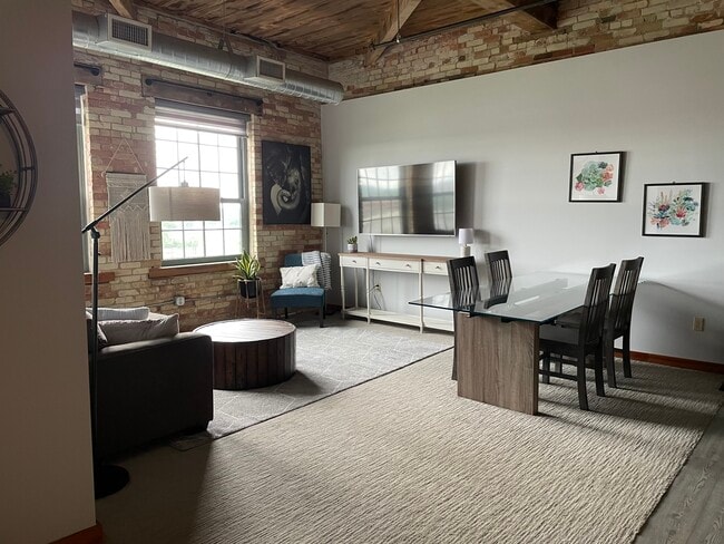 Building Photo - 940 Monroe Ave NW