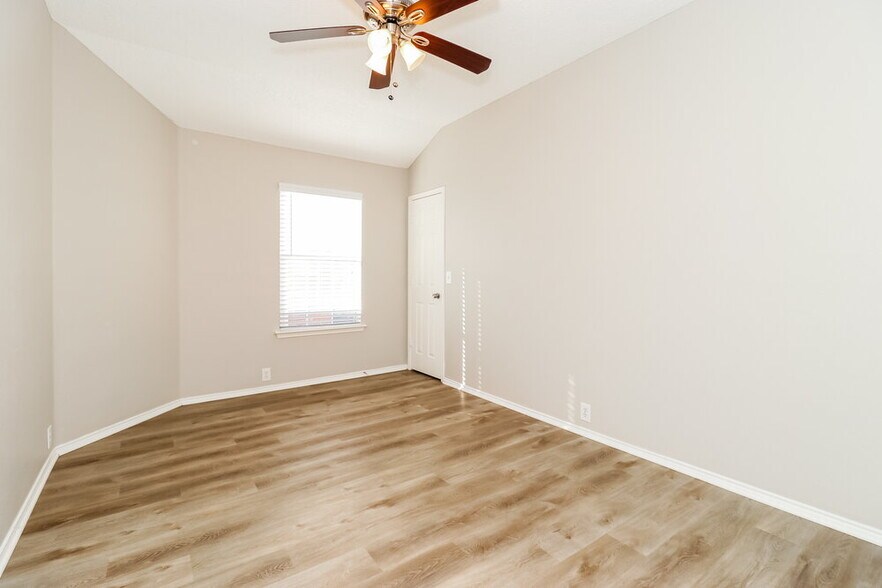 Building Photo - 8425 Vicksburg Ln