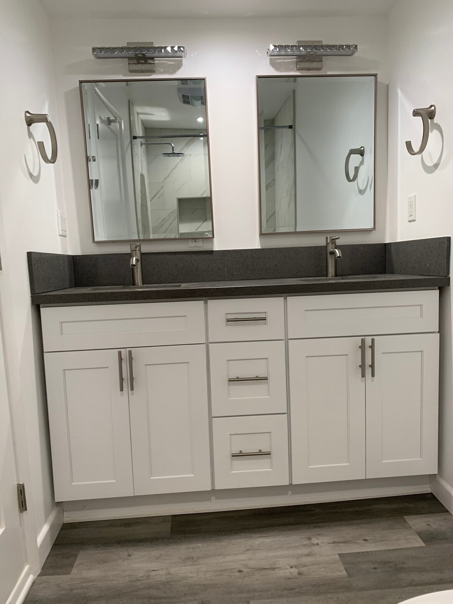 Vanity. - 1102 Centinela Ave