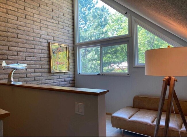 Building Photo - Prime Boulder Townhouse Near Pearl Street & Mt. Sanitas