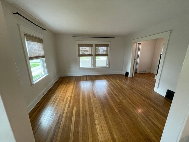 Building Photo - Charming Bungalow