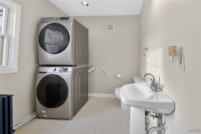 Building Photo - 2340 Court St