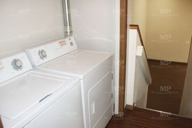 Building Photo - 520 S Howes St