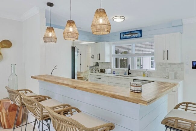 Building Photo - 9 W Riverside Dr