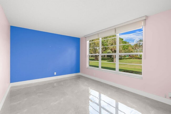 Building Photo - 500 Oaks Ln