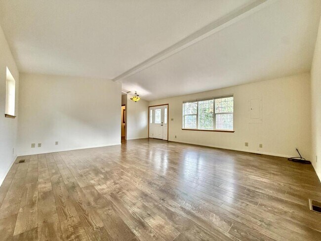 Building Photo - 300 Colonial Dr