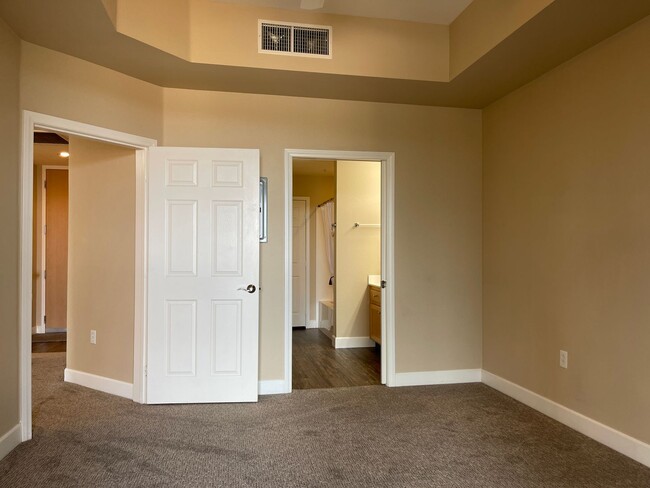 Building Photo - Park Avenue One Bedroom