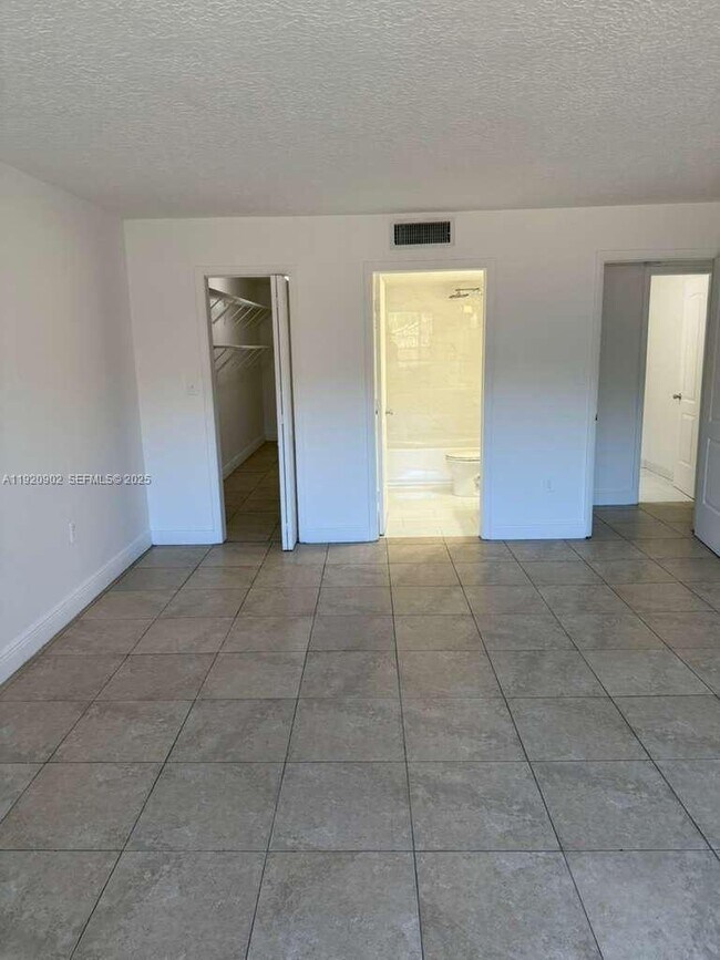 Building Photo - 6960 Miami Gardens Dr