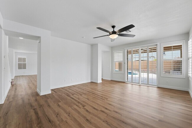 Building Photo - 16054 W Shangri La Rd