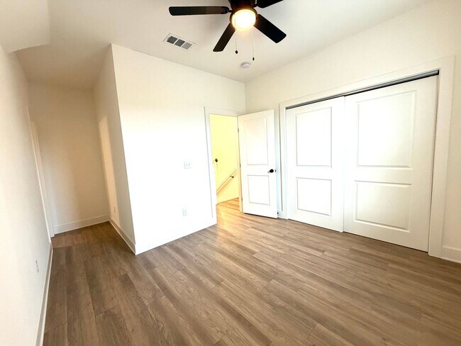 Building Photo - $2,500 Move-In-Special