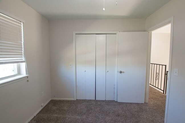 Building Photo - 224 S Bouziden Dr