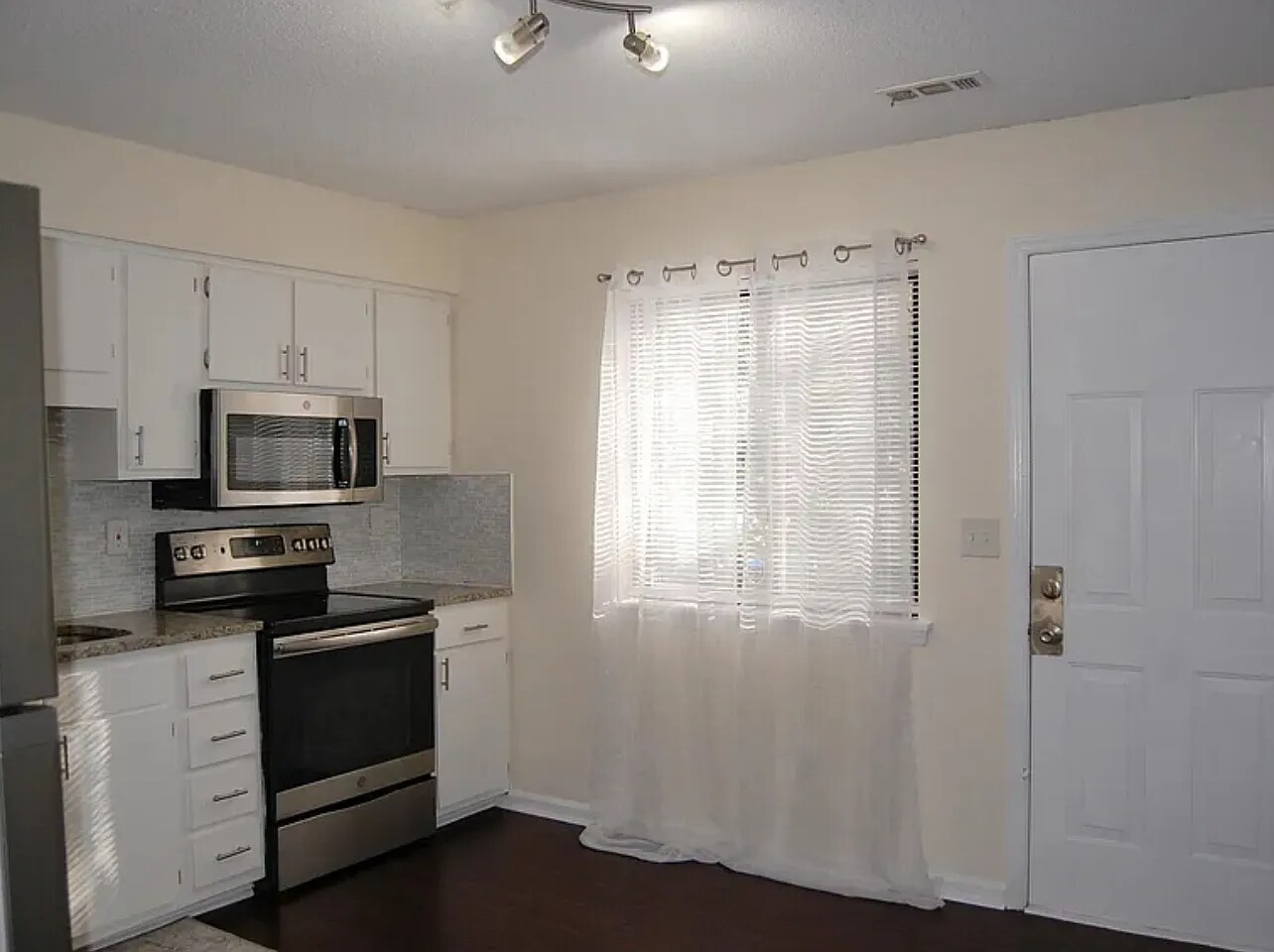 Building Photo - Room in Townhome on Fargo St