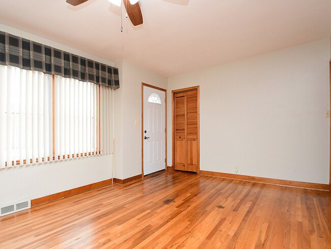 Building Photo - 405 E 5th St