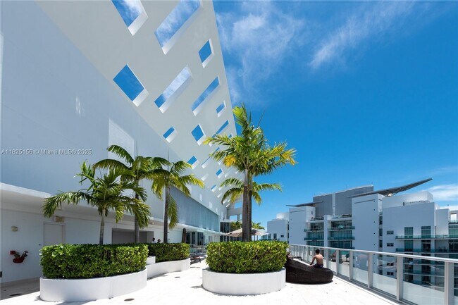 Building Photo - 1300 Brickell Bay Dr