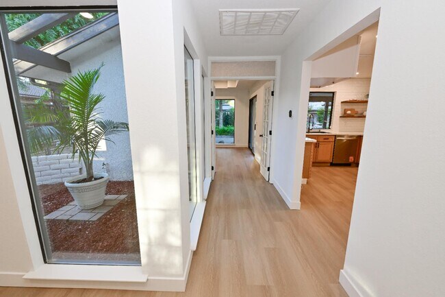 Building Photo - 8418 N Del Mar Ave