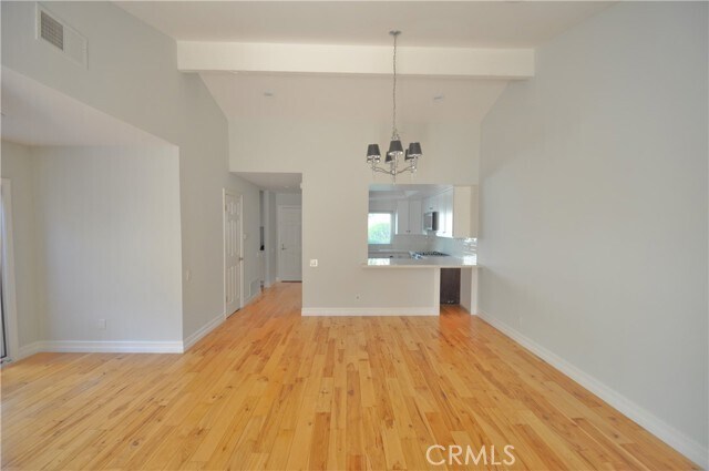 Building Photo - 6 Acorn