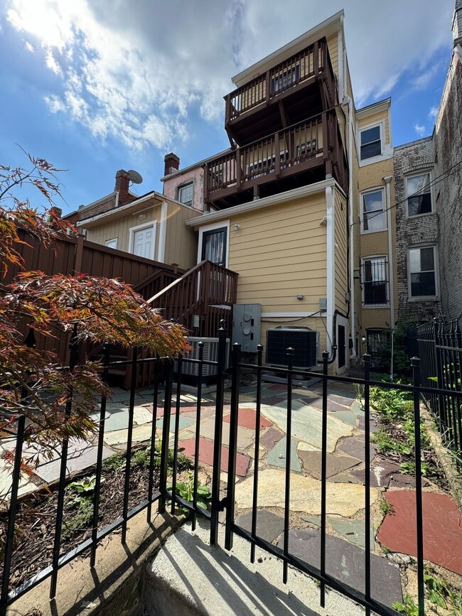 Building Photo - Columbia Heights Four Story Row home for R...