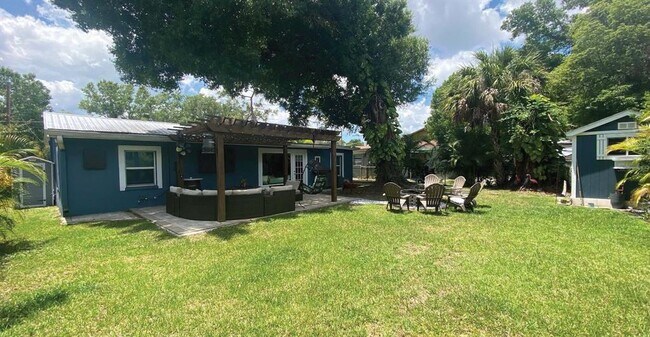 Building Photo - 1707 W Comanche Ave