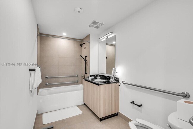 Building Photo - 225 N Miami Ave