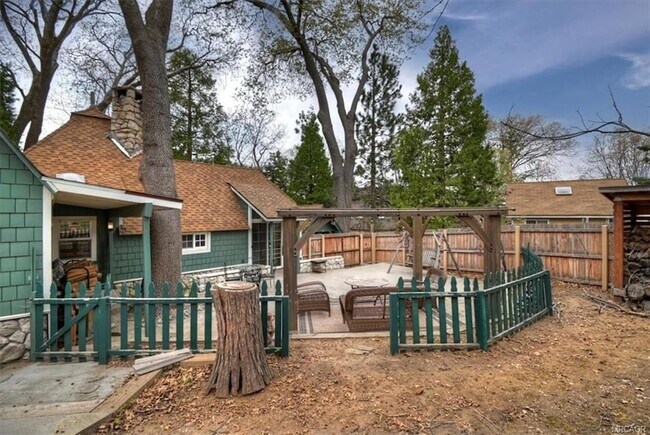 Building Photo - 295 Sunset Dr