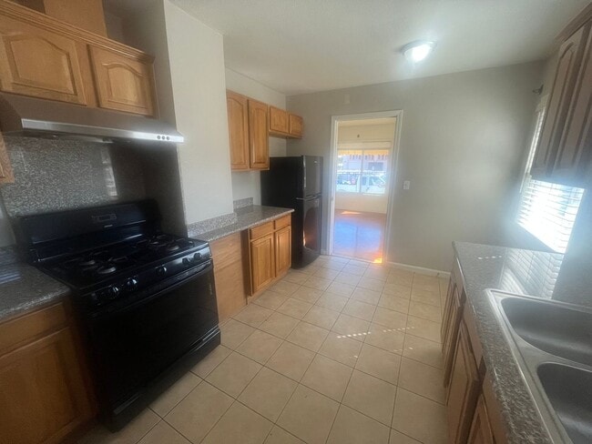 Building Photo - AMSI - Sunny One Bedroom