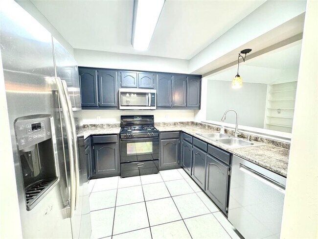 Building Photo - 1401 Somerset Dr
