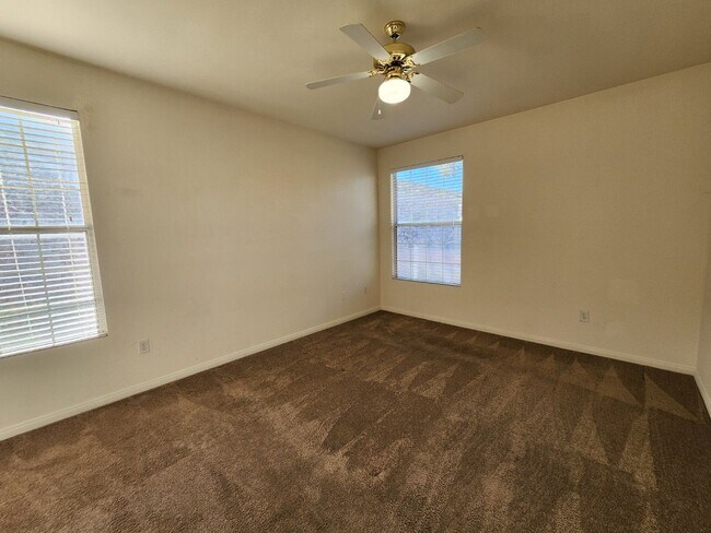 Building Photo - Fantastic, well maintained 2 bedroom condo.