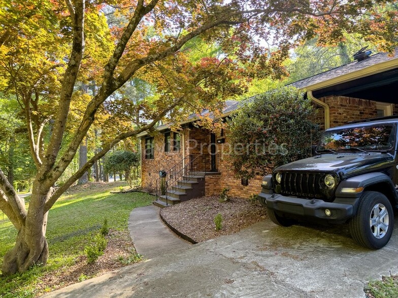 Building Photo - 3169 Cloverhurst Dr