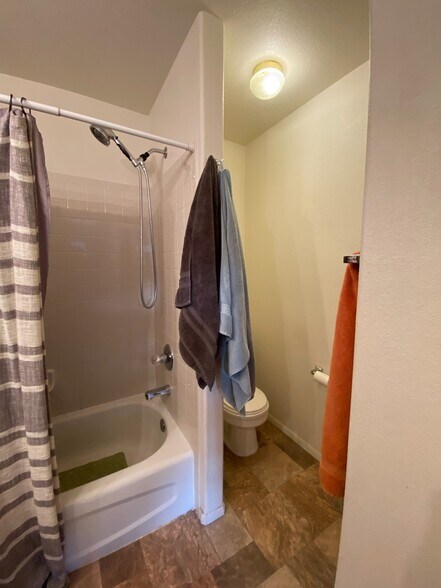 Master bedroom 1 shower and tub. - 9056 Gale Blvd