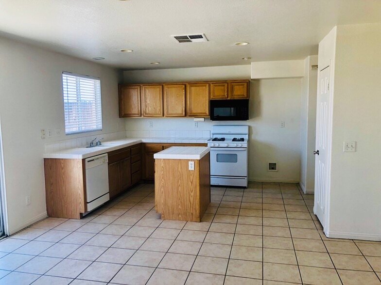 Building Photo - 40350 Maravilla Dr