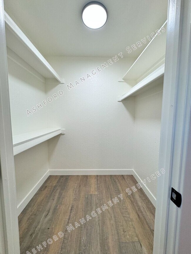 Building Photo - 520 N Stapley Dr