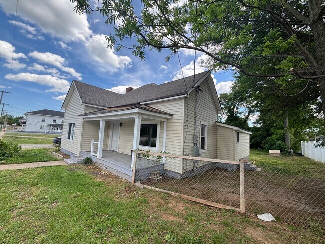 Building Photo - COMING SOON! Spacious 4-bedroom, 2-bathroom