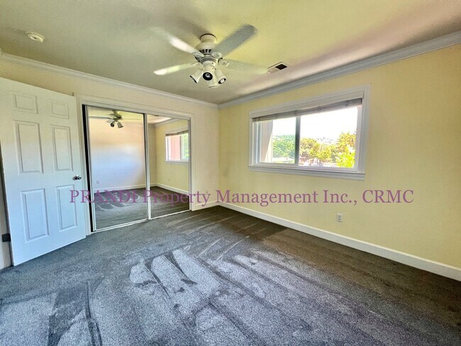 Building Photo - Delightful End Unit Townhome with Washer/D...