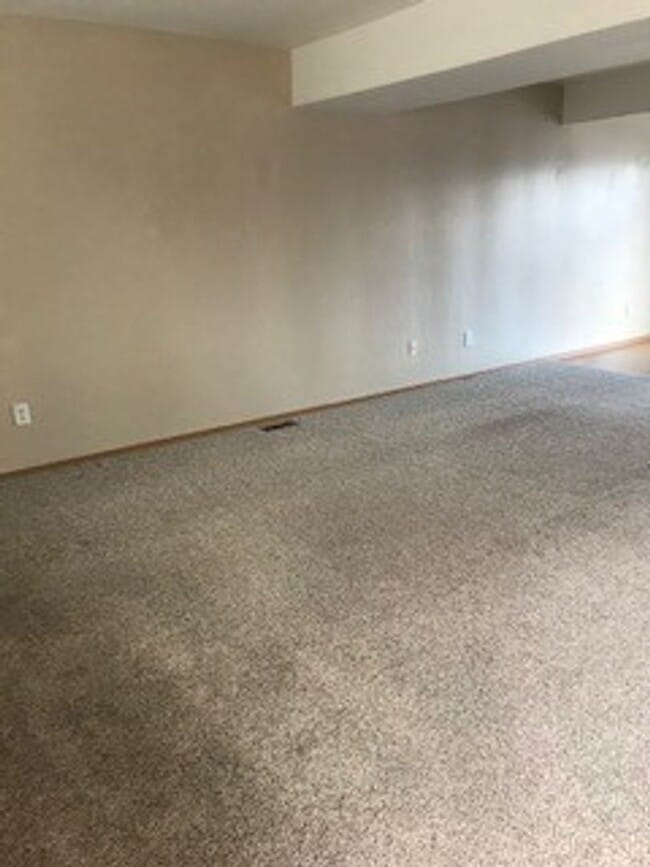 Building Photo - 3 Bedroom 1 Bathroom Belgrade Unit