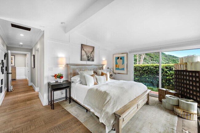 Building Photo - Mid-century modern meets industrial chic i...