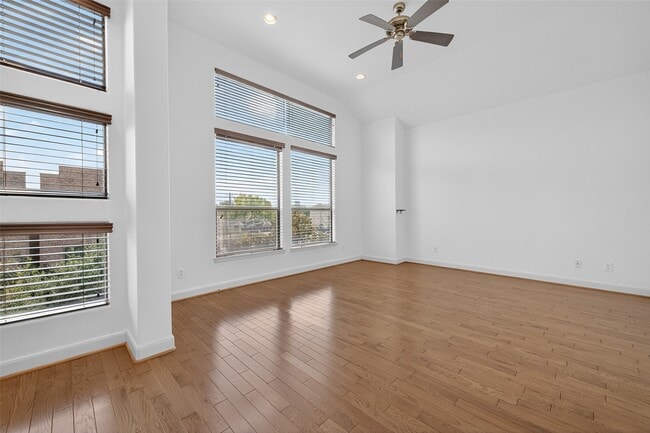 Building Photo - 5018 Lillian St