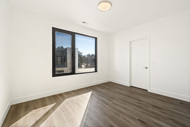 Building Photo - Ultra Modern Durham Townhome Available Now